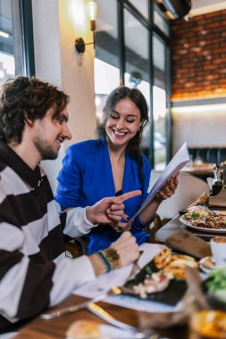 Arkadaşlar restorandaki menüye bakıp ne yiyeceklerini seçiyorlar..