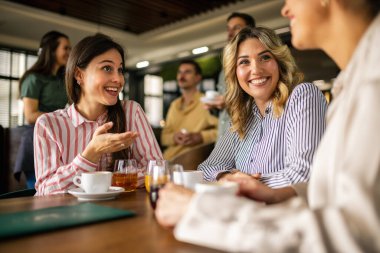Bir grup bayan arkadaş restoranda kahve içerken arkadaki adamlar flört etmeye ve onlara içki göndermeye çalışıyor..