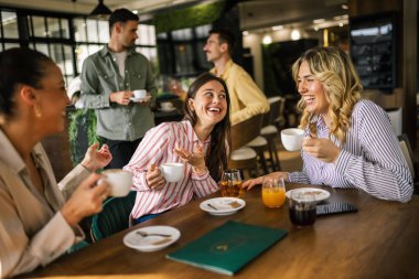Bir grup bayan arkadaş restoranda kahve içerken arkadaki adamlar flört etmeye ve onlara içki göndermeye çalışıyor..