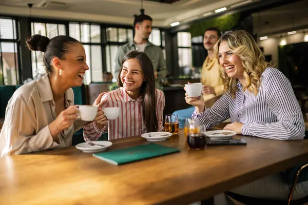 Bir grup bayan arkadaş restoranda kahve içerken arkadaki adamlar flört etmeye ve onlara içki göndermeye çalışıyor..