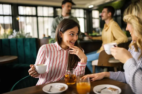 Bir grup bayan arkadaş restoranda kahve içerken arkadaki adamlar flört etmeye ve onlara içki göndermeye çalışıyor..