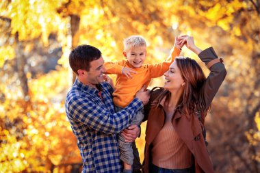 Güzel sonbahar Park'ta yürüyordunuz çocuk ile mutlu aile