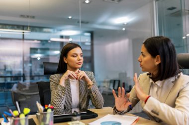 iki iş kadını ofiste birlikte çalışma.