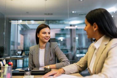 iki iş kadını ofiste birlikte çalışma.