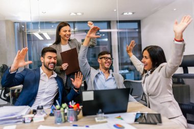 Bir proje yüzünden gülümseyen ve başarılarını kutlayan iş adamlarının portresi..