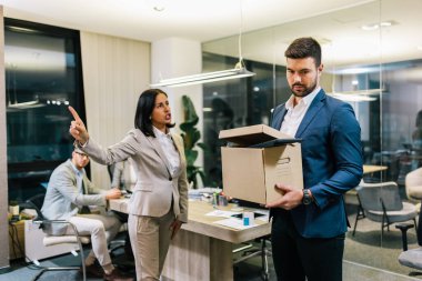 İşadamı işinden kovuldu. Ofisten kişisel eşyalarının olduğu kutuyu alıyor..