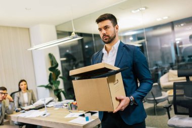 İşadamı işinden kovuldu. Ofisten kişisel eşyalarının olduğu kutuyu alıyor..