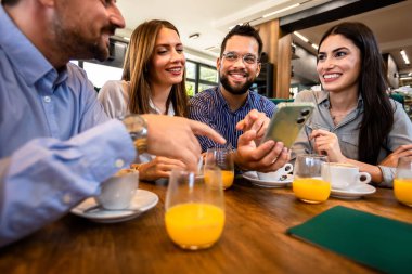 Bir arkadaş grubu kafede buluştu. Telefondaki resimlere bakıyorum. Birlikte eğleniyoruz..