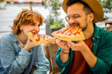 Restorandaki çift ketçaplı lezzetli pizzalar yiyor..
