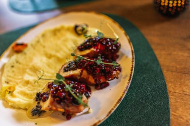 Frenk üzümü soslu kızarmış et ve patates püresi..