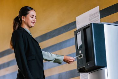 Otoparka giren genç bir kadın. Garajın parasını ödemek için ceza yedim..