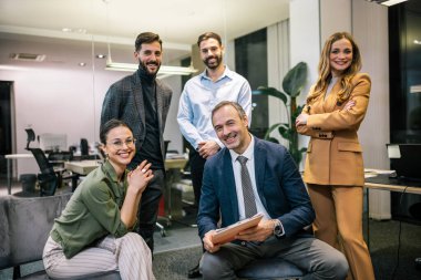 İşçi grubu ve takım liderinin portresi toplantı odasında takım çalışması tartışması yönetiminde..