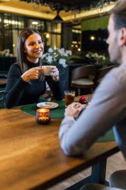 Romantik kahve randevusu. Sevgili, sevgili, aşık, kahve içen, konuşan ve flört eden..