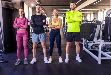 Spor salonundaki fit insanların portresi..