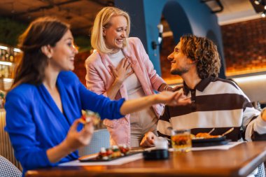 Arkadaşlar birbirlerini restoranda görüp merhaba demek için uğramışlar..