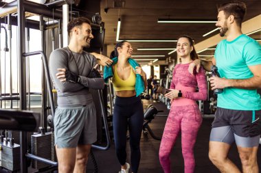 Dört kişilik bir grup spor salonunda buluştu. Eğitimden sonra konuştular ve dinlendiler..