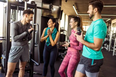 Dört kişilik bir grup spor salonunda buluştu. Eğitimden sonra konuştular ve dinlendiler..