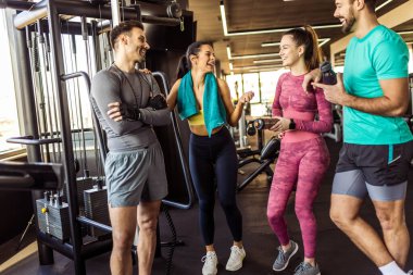 Dört kişilik bir grup spor salonunda buluştu. Eğitimden sonra konuştular ve dinlendiler..