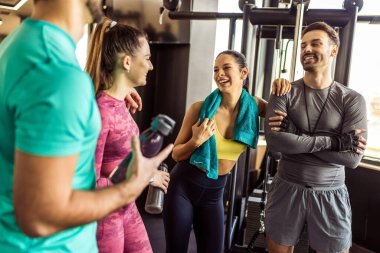 Dört kişilik bir grup spor salonunda buluştu. Eğitimden sonra konuştular ve dinlendiler..