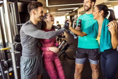 Dört kişilik bir grup spor salonunda buluştu. Eğitimden sonra konuştular ve dinlendiler..