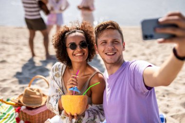 Arkadaşlar sahilde selfie çeker..