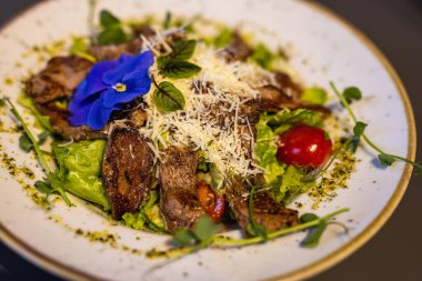 Bir kase biftek salatası..