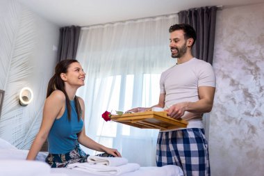 Erkek arkadaşı kız arkadaşına kahvaltı getirmiş.. 