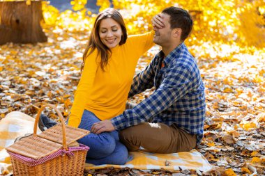 Sonbahar günü parkta piknik yapan evli bir çift. Kadın kocasının gözlerini kapatıyor ve ona bir sürprizi var..