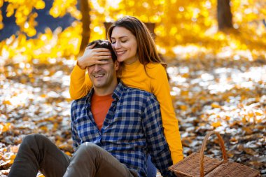 Sonbahar günü parkta piknik yapan evli bir çift. Kadın kocasının gözlerini kapatıyor ve ona bir sürprizi var..