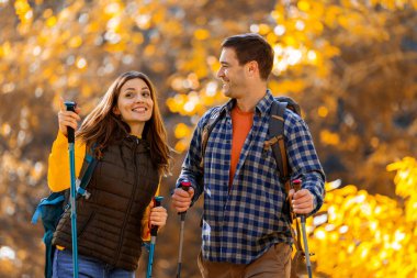 Genç evli çift ormanda romantik bir yürüyüşe çıkar..