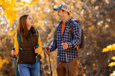 Genç evli çift ormanda romantik bir yürüyüşe çıkar..