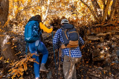 Genç evli çift ormanda romantik bir yürüyüşe çıkar..