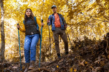 Genç evli çift ormanda romantik bir yürüyüşe çıkar..