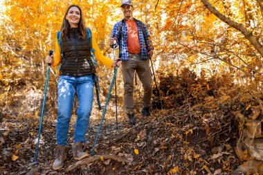 Genç evli çift ormanda romantik bir yürüyüşe çıkar..