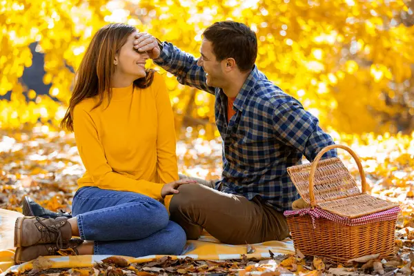 Sonbahar günü parkta piknik yapan evli bir çift. Koca, karısının gözlerini kapatır ve ona bir sürpriz hazırlar..