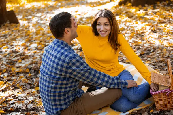 Sonbahar günü parkta piknik yapan evli bir çift. Kadın kocasının gözlerini kapatıyor ve ona bir sürprizi var..