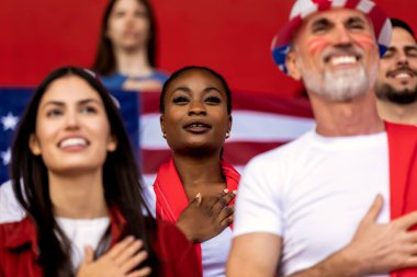 Amerikan futbolu, futbol taraftarları stadyumda marş söylüyorlar..