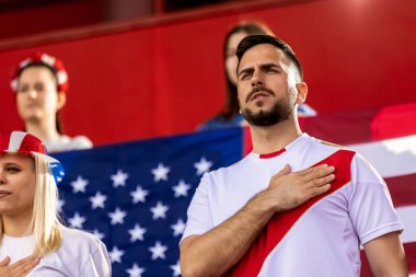 Amerikan futbolu, futbol taraftarları stadyumda marş söylüyorlar..