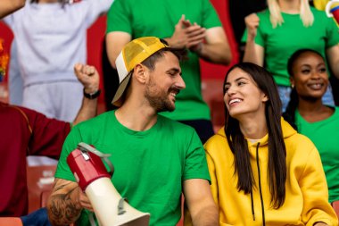 Futbol ve futbol taraftarları maçta takımları için tezahürat yapıyorlar..