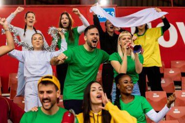 Futbol ve futbol taraftarları maçta takımları için tezahürat yapıyorlar..