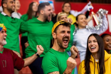Futbol ve futbol taraftarları maçta takımları için tezahürat yapıyorlar..
