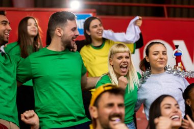 Futbol ve futbol taraftarları maçta takımları için tezahürat yapıyorlar..