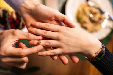 Lokantada romantik bir akşam yemeğinde kız arkadaşına evlenme teklif eden bir adam..