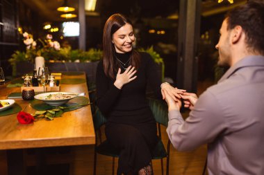 Lokantada romantik bir akşam yemeğinde kız arkadaşına evlenme teklif eden bir adam..