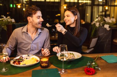 Genç ve güzel bir çift romantik bir akşam yemeği randevusunda birbirlerine yemek yedirirler..