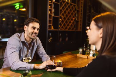 Romantik bir çift olarak. Şarap içip el ele tutuşuyorlar..