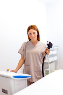 Güzellik salonunda lazer epilasyonu ve kozmetoloji. Saç çıkarma prosedürü.