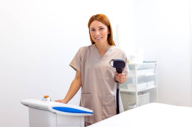 Güzellik salonunda lazer epilasyonu ve kozmetoloji. Saç çıkarma prosedürü.