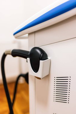 Kuaförde lazer tüy temizleme makinesi var..