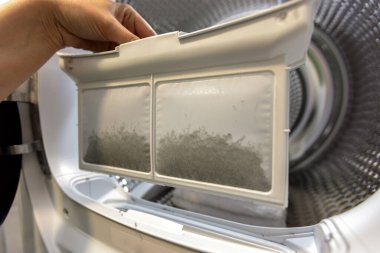 Kurutucu filtresindeki toz ve kir. Çamaşırları kuruttuktan sonra temizliyorum..